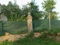 litinový křížek s kamenným podstavcem v Bernarticích