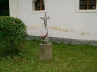 litinový křížek s kamenným podstavcem v Jindřichovicích před kaplí