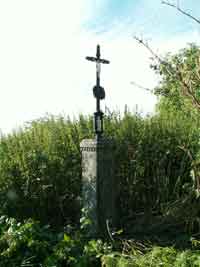 litinový křížek s kamenným podstavcem při staré cestě na Jindřichovice