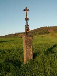 litinový křížek s kamenným podstavcem při výjezdu z Kolince při silnici směr Klatovy