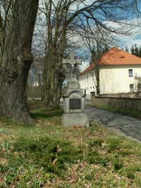 kamenný kříž při hlavním vchodu na hřbitov - původně na náměstí