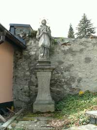 socha sv. Jana Nepomuckého u hřbitovní zdi - původně na kamenném mostě směr Sušice