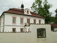 vestavěná kaplička v zámecké zdi zámku Podolí