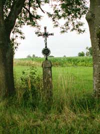 litinový křížek s kamenným podstavcem ve Stříteži na rozcestí k Tržku