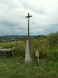 litinový křížek s kamenným podstavcem ve Stříteži na rozcestí ke Žďárovně