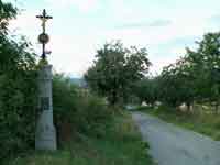 litinový křížek s kamenným podstavcem za Tajanovem při staré sestě na Velhartice