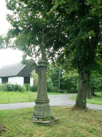 litinový křížek s kamenným podstavcem v Tržku nad rybníkem