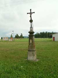 litinový křížek s kamenným podstavcem v Tržku na rozcestí Podolí - Střítež