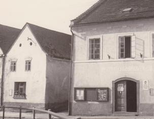 p. 110 vlevo, vpravo budova Radnice, r. 1975
