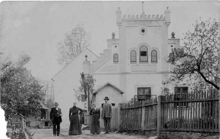 Původní mlýn s majitelem a rodinou kolem r. 1910 