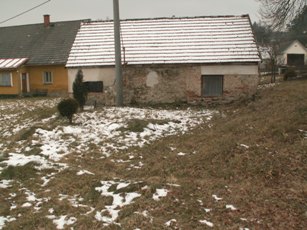 Obecní stavení, před ním pozemek bývalé pastušky, r. 2011
